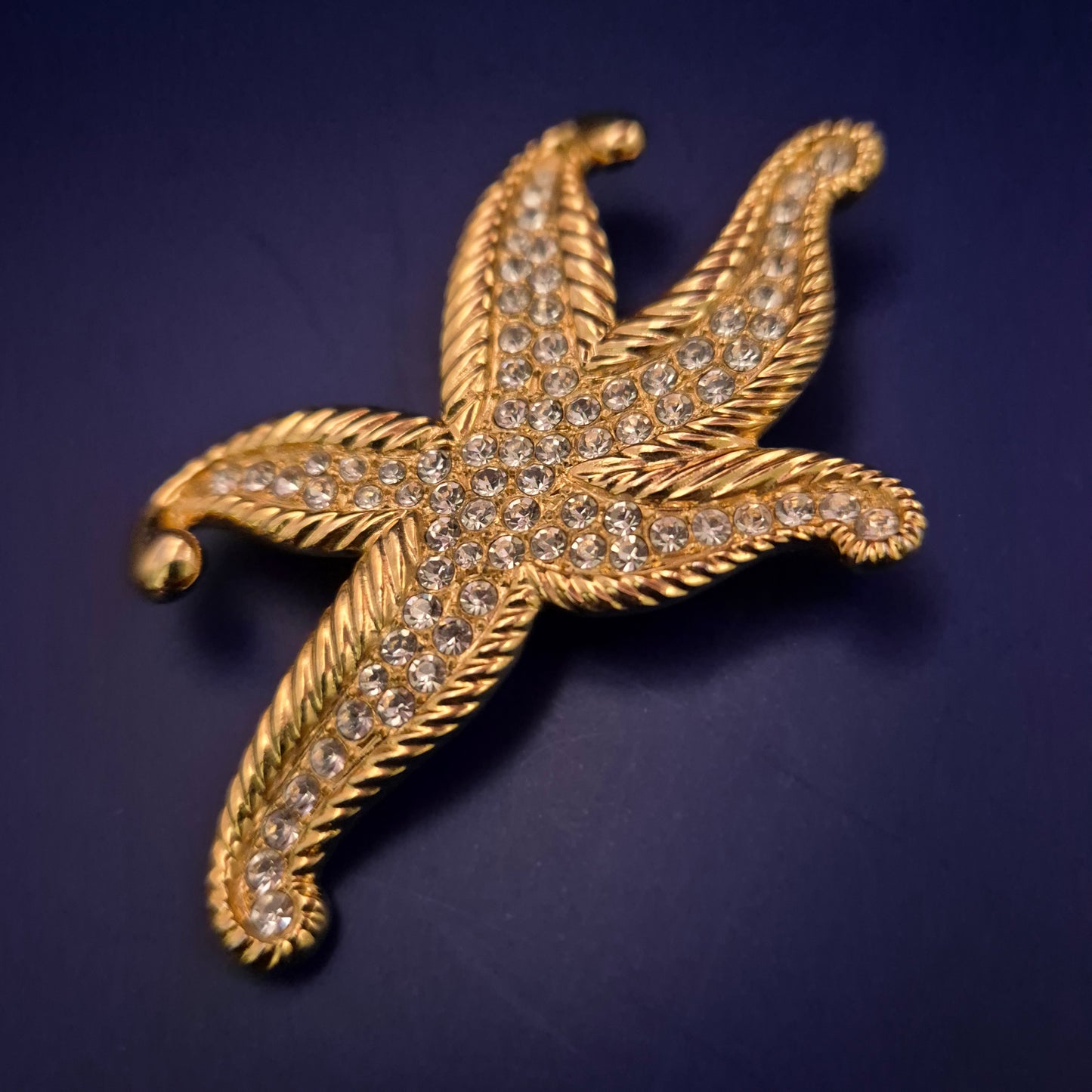 Elegante Seestern Brosche – Vergoldet mit funkelnden Strasssteinen