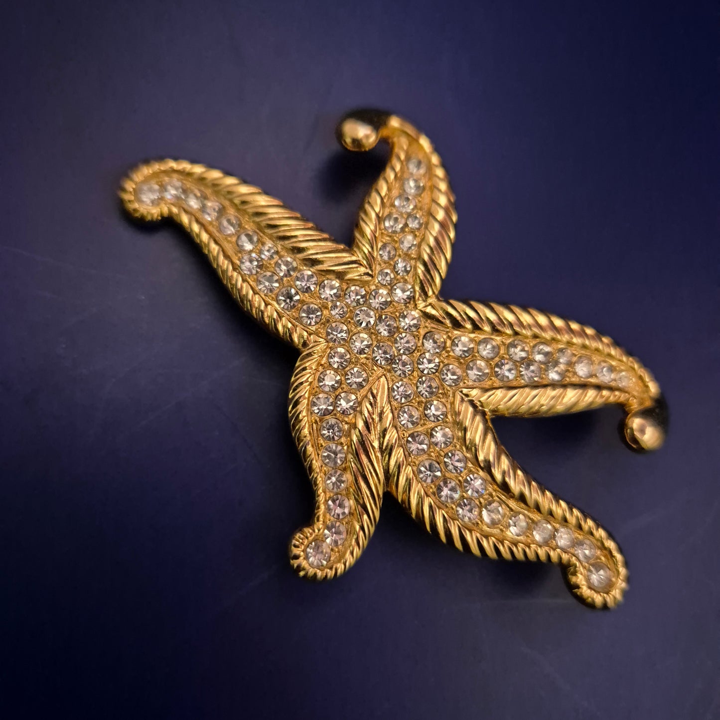 Elegante Seestern Brosche – Vergoldet mit funkelnden Strasssteinen