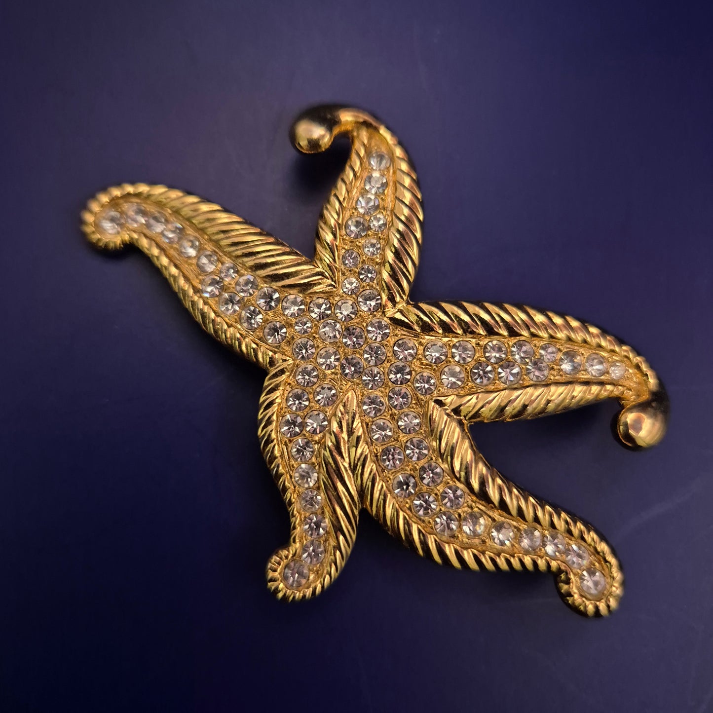 Elegante Seestern Brosche – Vergoldet mit funkelnden Strasssteinen