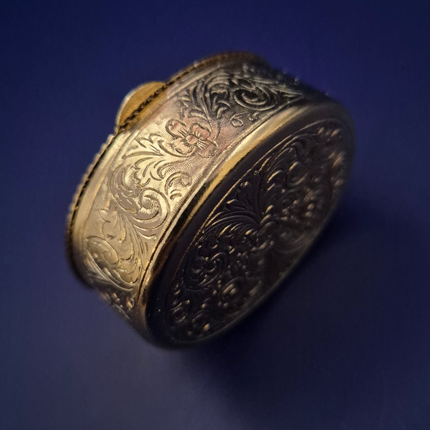 Vintage Pillendose mit Deckelbild – Rokoko-Szene & Gravurmuster