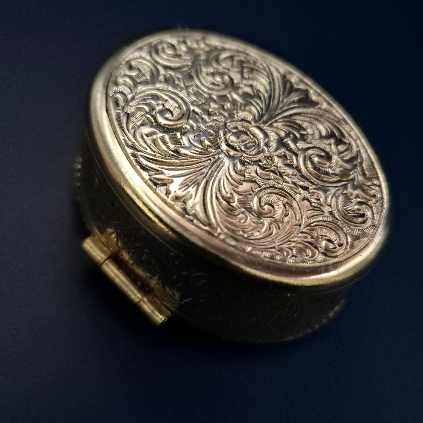 Vintage Pillendose mit Deckelbild – Rokoko-Szene & Gravurmuster