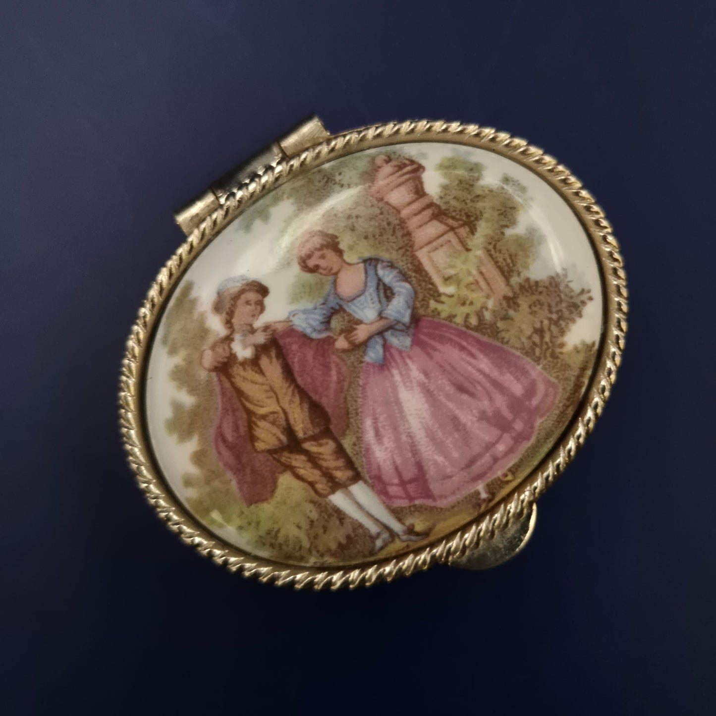 Vintage Pillendose mit Deckelbild – Rokoko-Szene & Gravurmuster