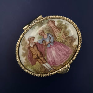 Vintage Pillendose mit Deckelbild – Rokoko-Szene & Gravurmuster