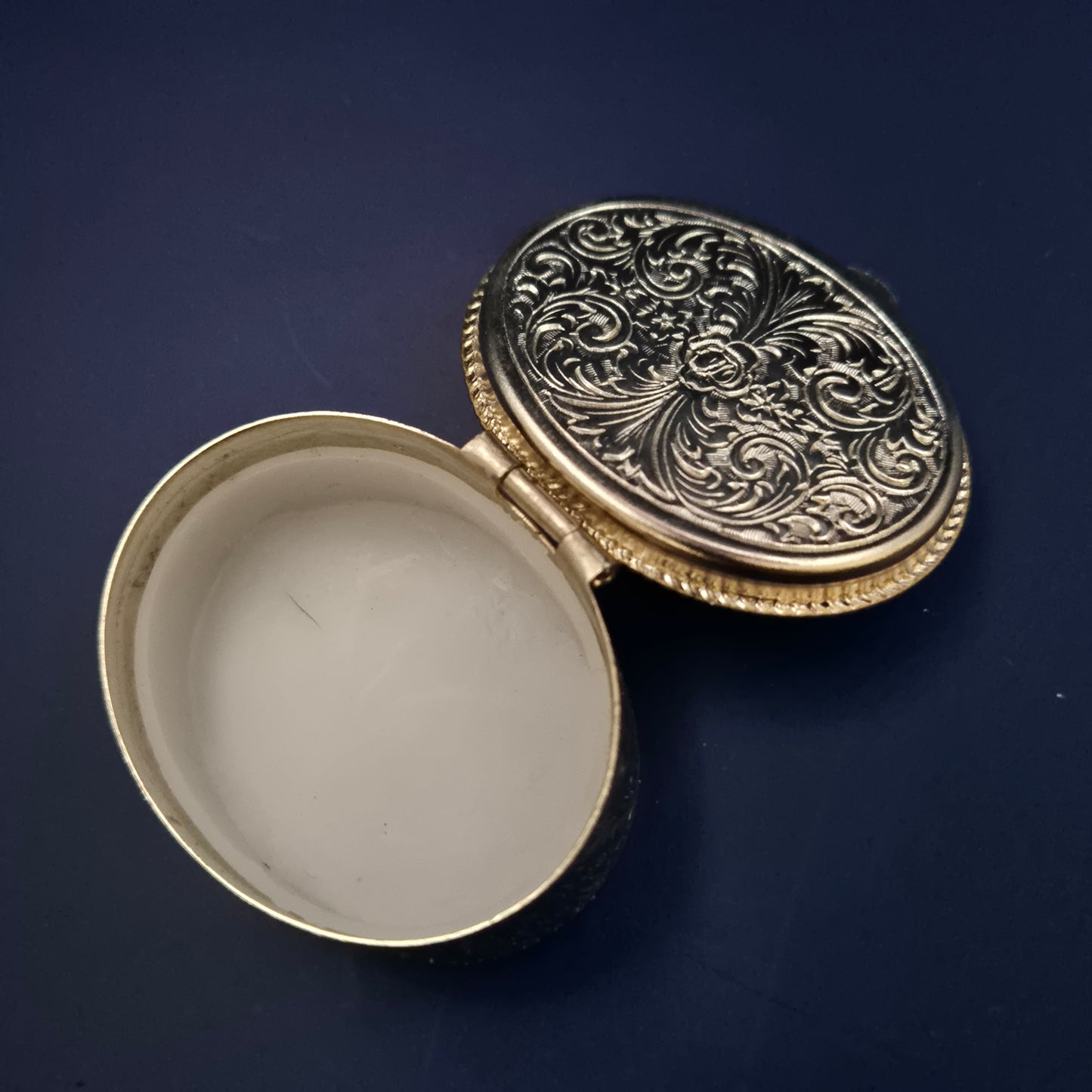 Vintage Pillendose mit Deckelbild – Rokoko-Szene & Gravurmuster