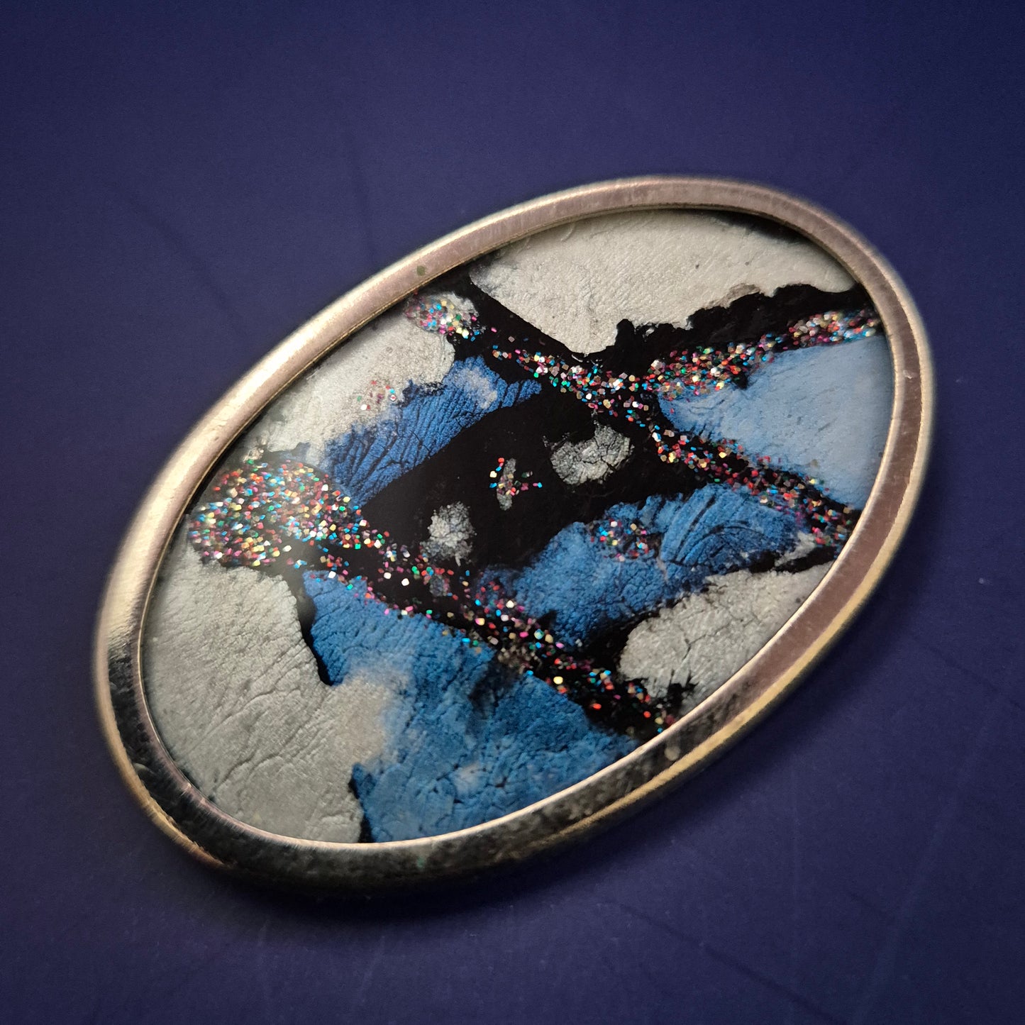 Vintage Brosche mit Glitzereffekt – Abstraktes Kunstdesign in Blau