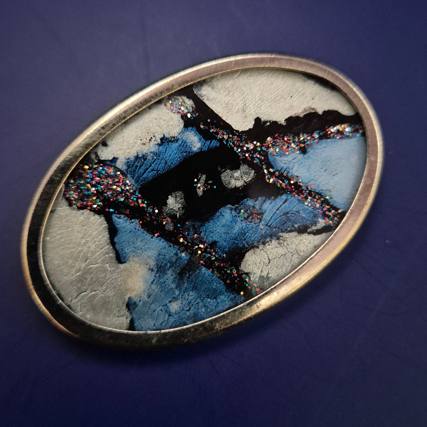 Vintage Brosche mit Glitzereffekt – Abstraktes Kunstdesign in Blau