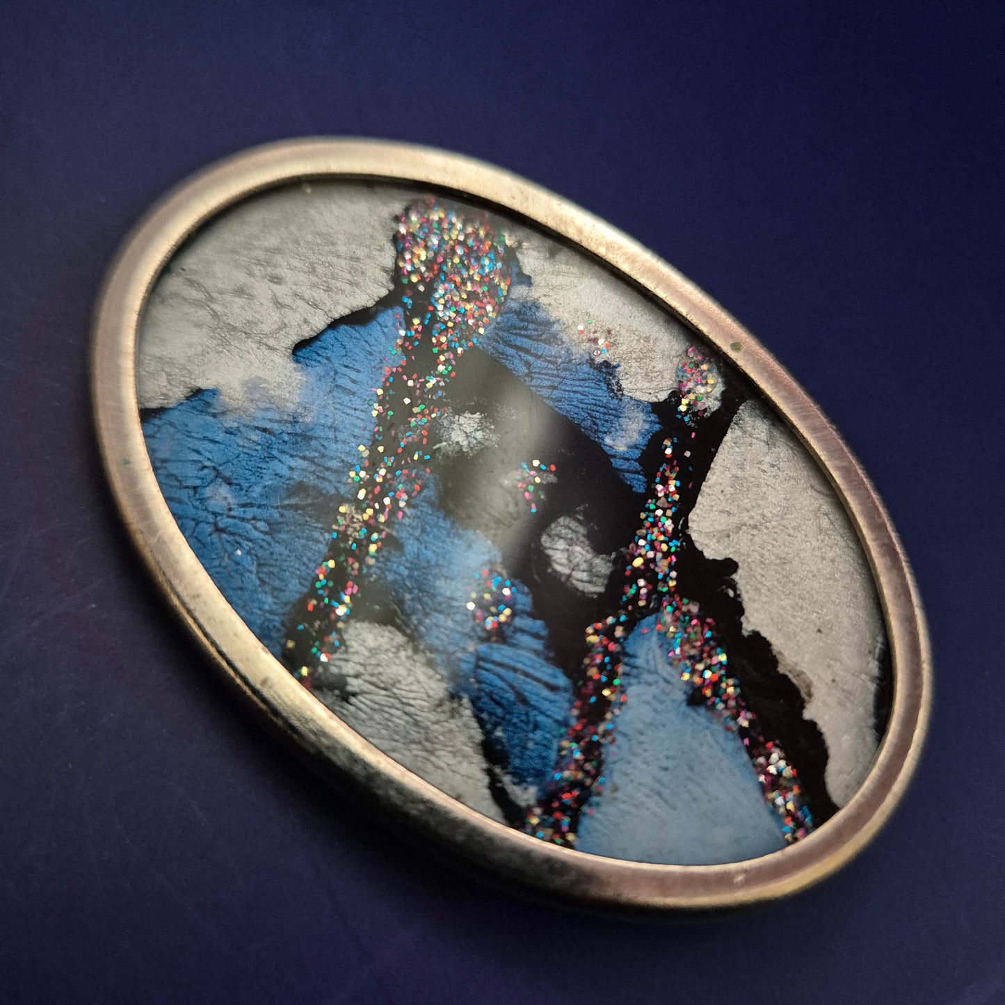 Vintage Brosche mit Glitzereffekt – Abstraktes Kunstdesign in Blau