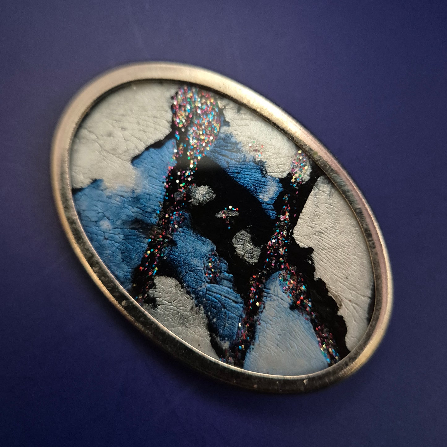 Vintage Brosche mit Glitzereffekt – Abstraktes Kunstdesign in Blau