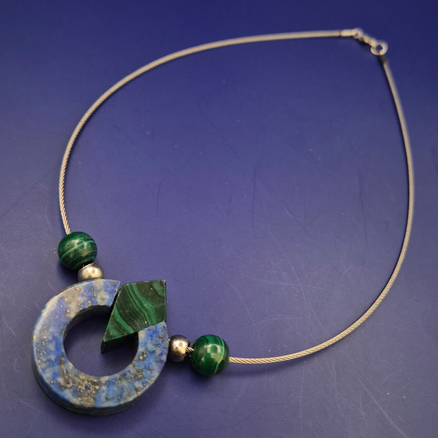 Moderne Halskette mit Lapislazuli und Malachit – Ausdrucksstarkes Design