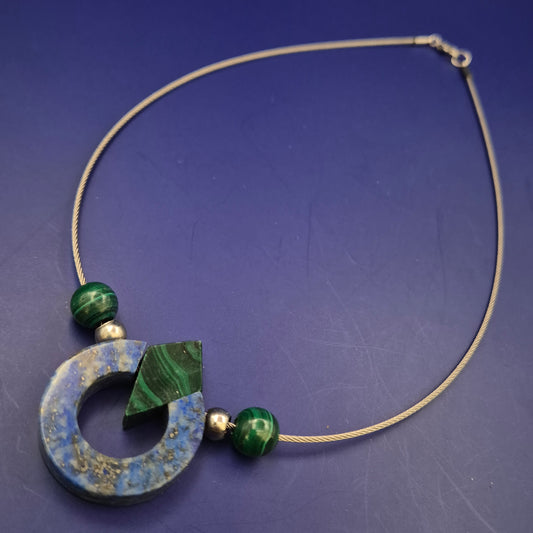 Moderne Halskette mit Lapislazuli und Malachit – Ausdrucksstarkes Design