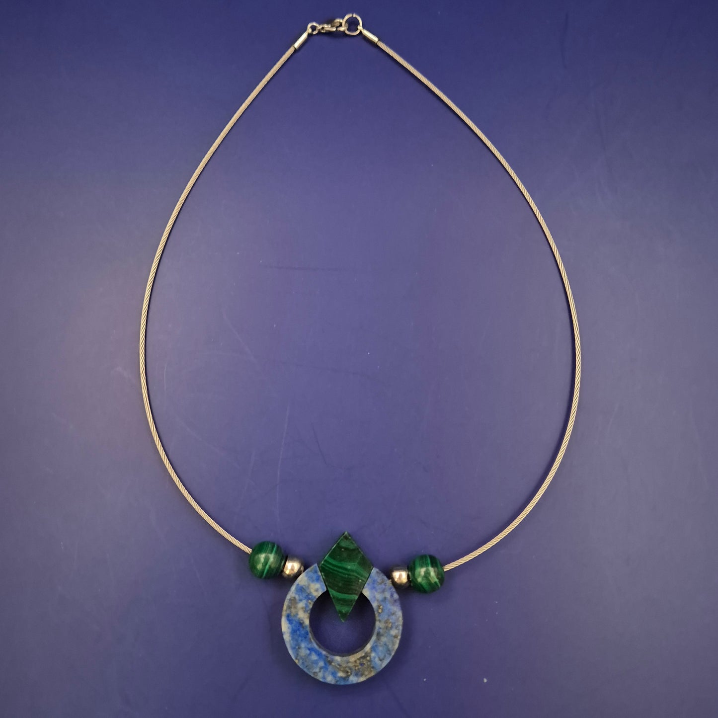 Moderne Halskette mit Lapislazuli und Malachit – Ausdrucksstarkes Design