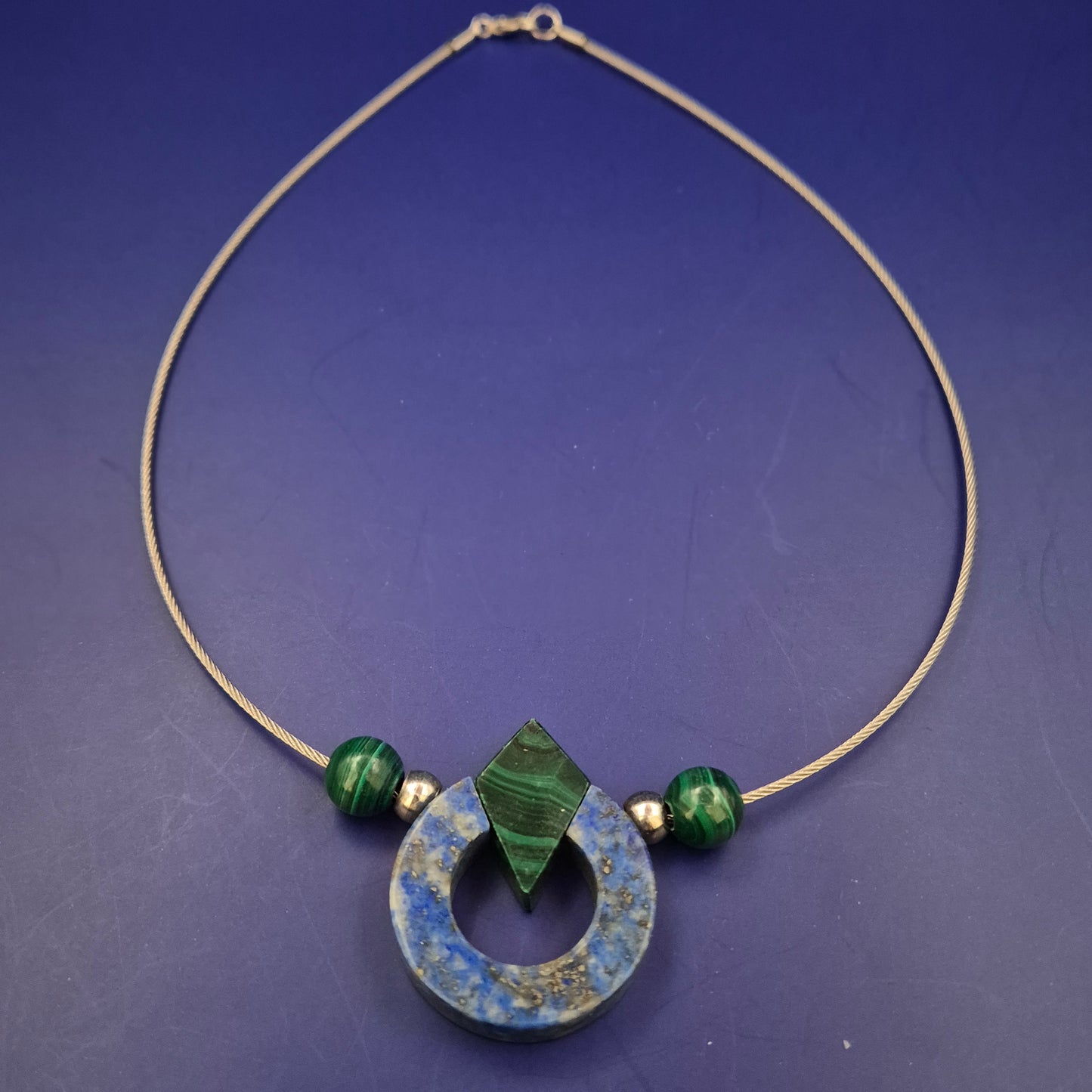 Moderne Halskette mit Lapislazuli und Malachit – Ausdrucksstarkes Design