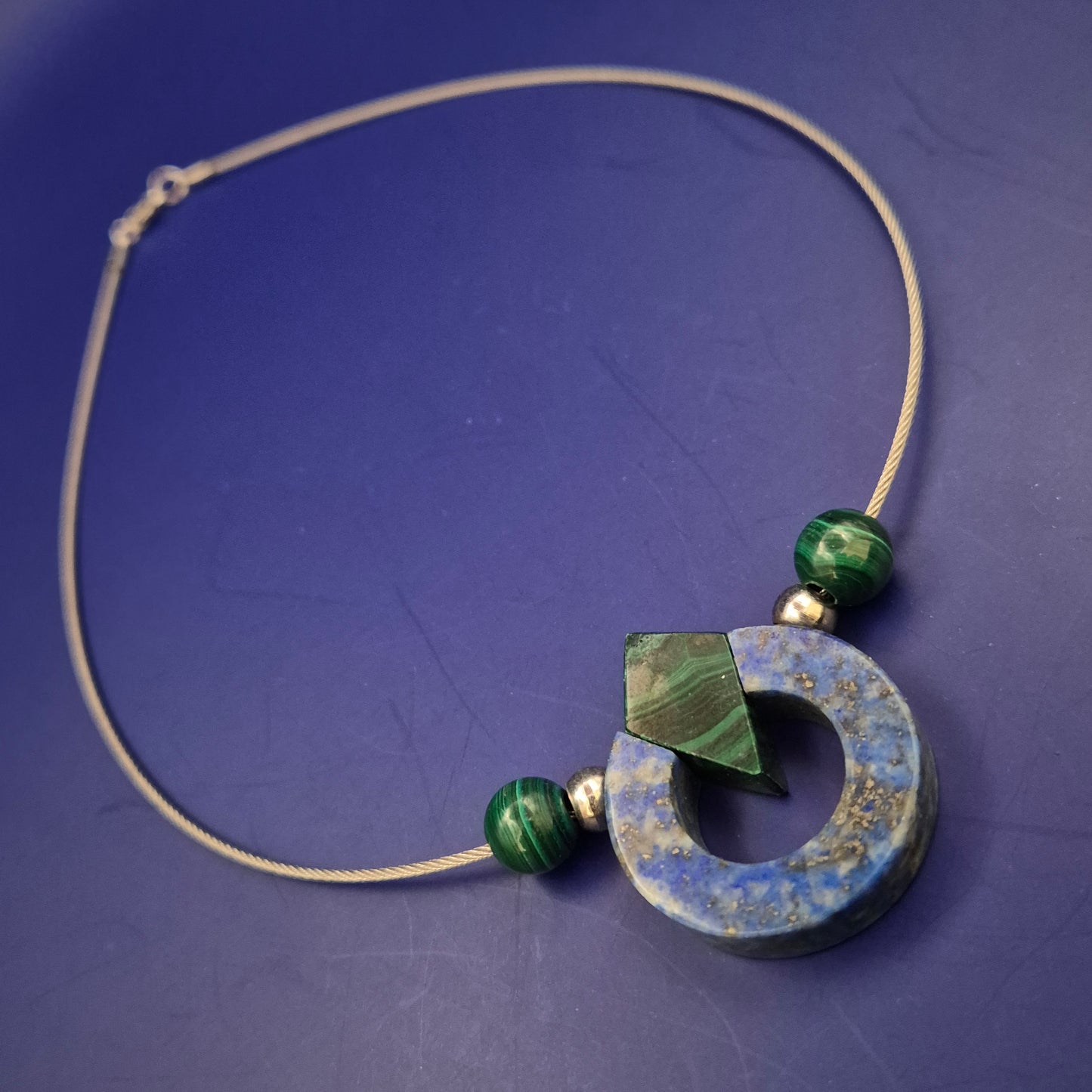 Moderne Halskette mit Lapislazuli und Malachit – Ausdrucksstarkes Design