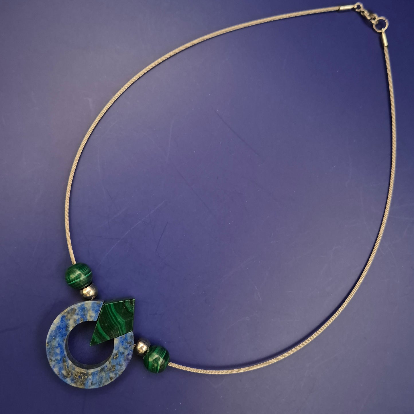 Moderne Halskette mit Lapislazuli und Malachit – Ausdrucksstarkes Design