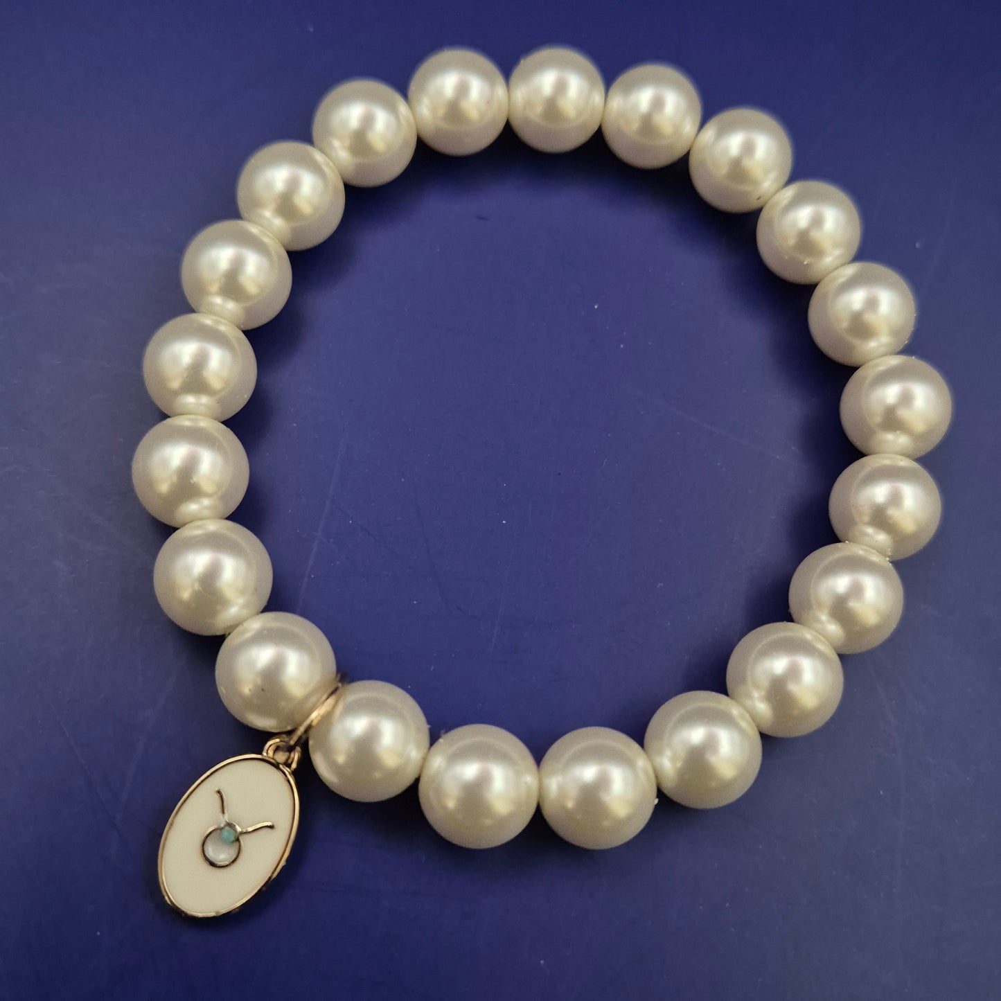 Elegantes Perlen Armband mit Stier-Anhänger – Zierlich und symbolstark