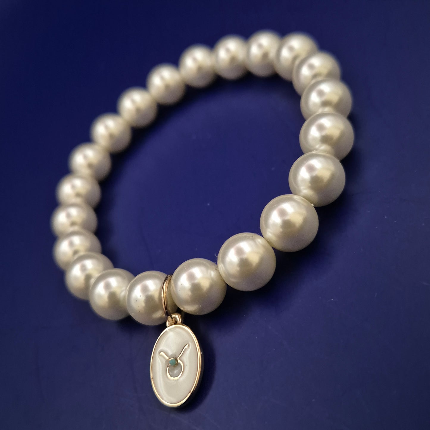 Elegantes Perlen Armband mit Stier-Anhänger – Zierlich und symbolstark