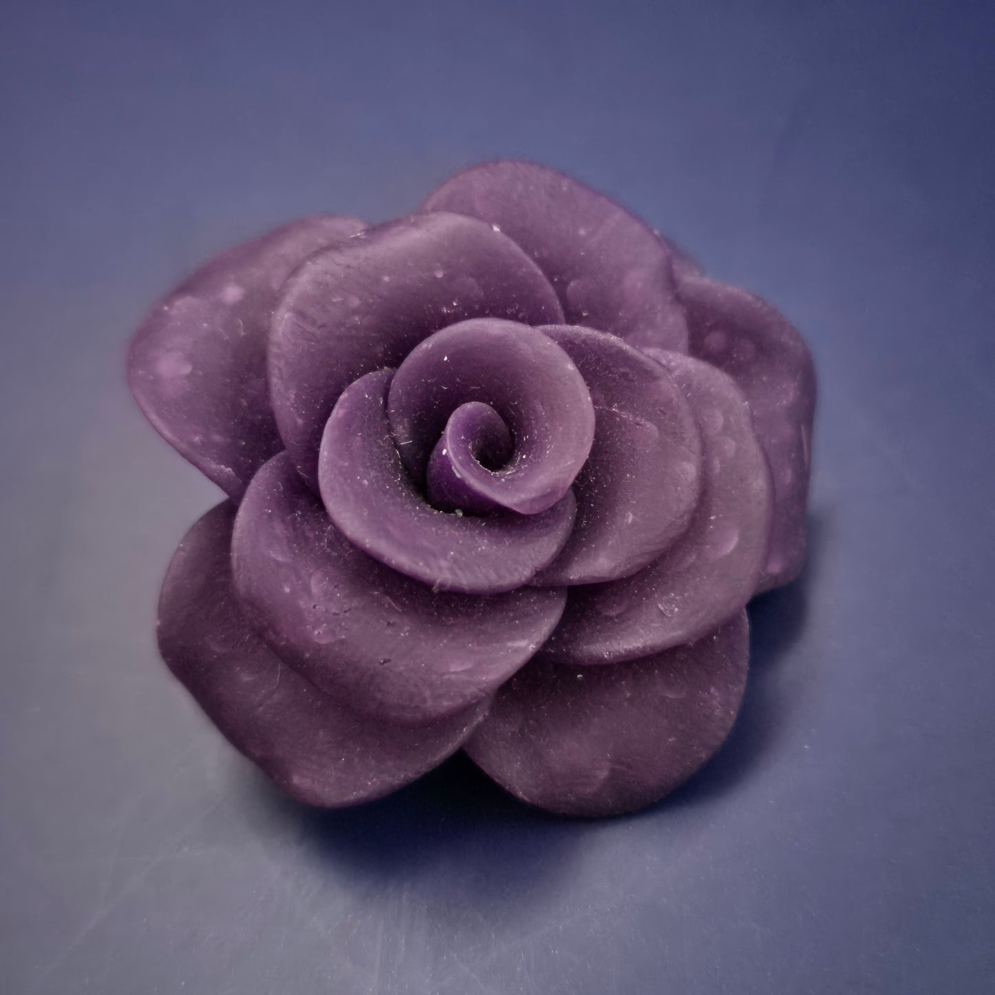 Violette Rosen Brosche – Romantisches Accessoire in Blütenform