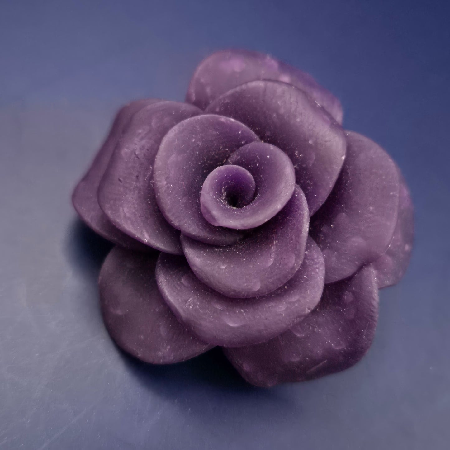 Violette Rosen Brosche – Romantisches Accessoire in Blütenform