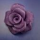 Violette Rosen Brosche – Romantisches Accessoire in Blütenform