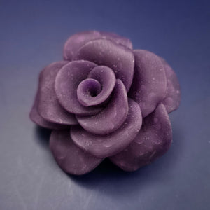 Violette Rosen Brosche – Romantisches Accessoire in Blütenform