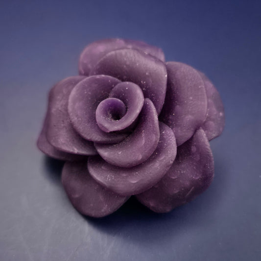 Violette Rosen Brosche – Romantisches Accessoire in Blütenform