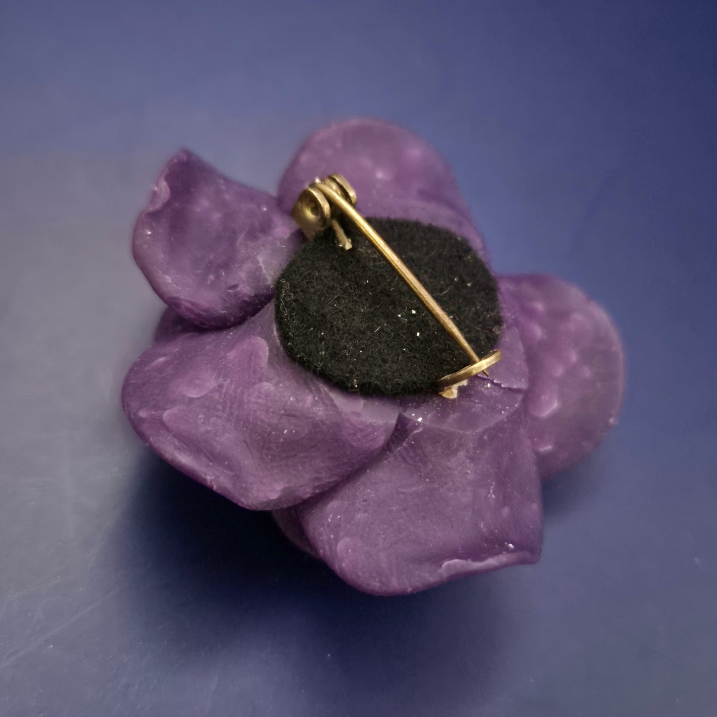 Violette Rosen Brosche – Romantisches Accessoire in Blütenform