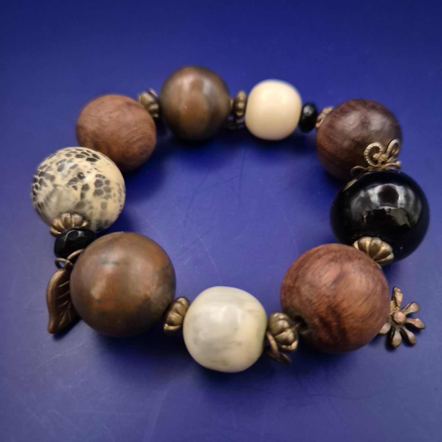 Natur Perlen Armband – Mix aus Holz, Harz und Keramik