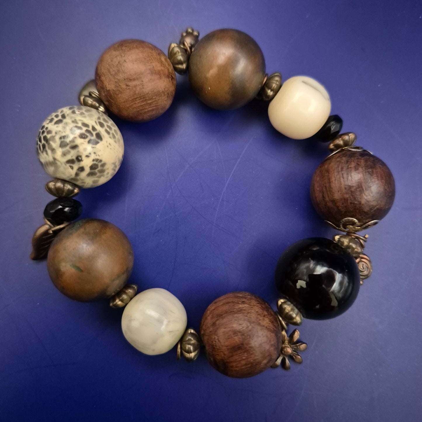 Natur Perlen Armband – Mix aus Holz, Harz und Keramik