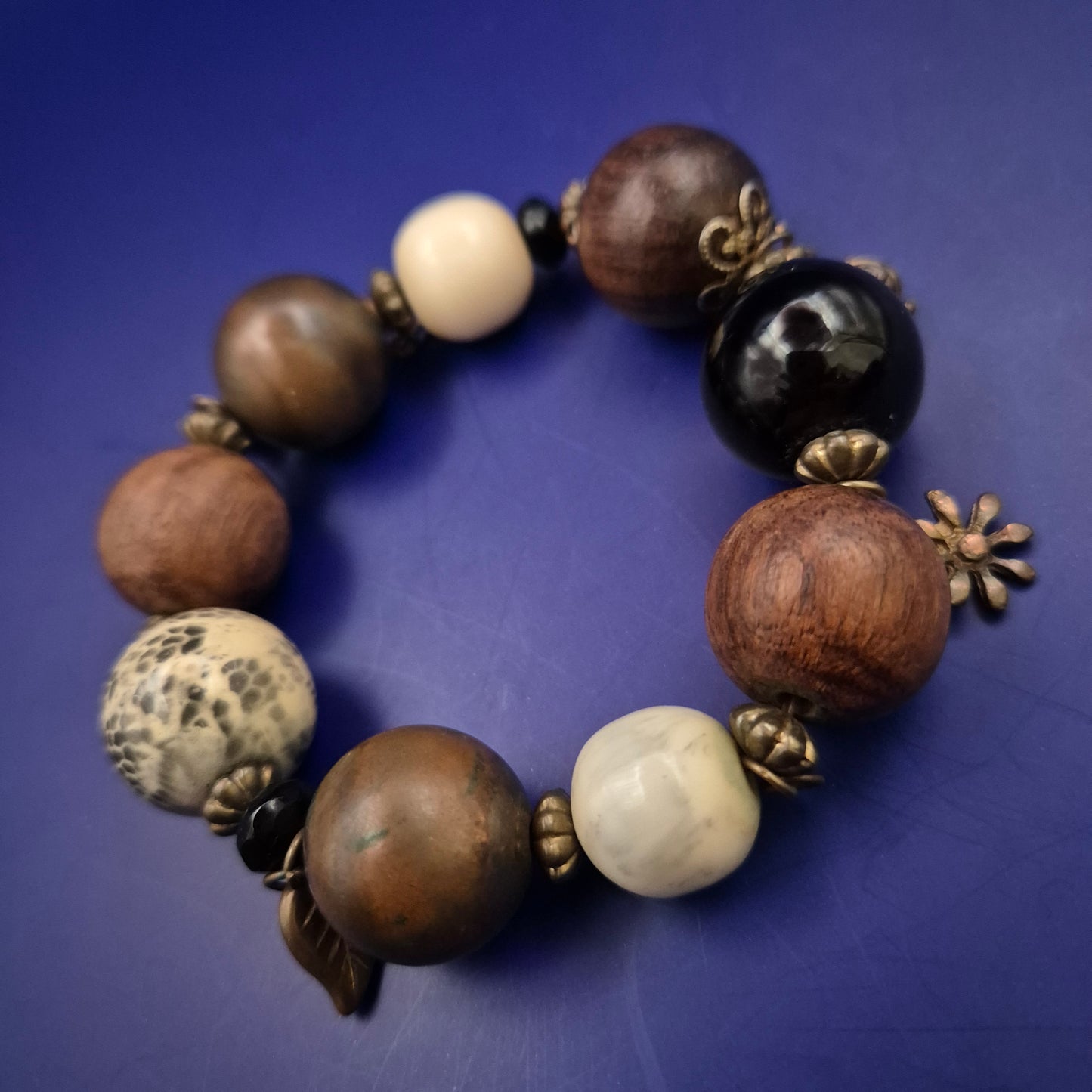 Natur Perlen Armband – Mix aus Holz, Harz und Keramik
