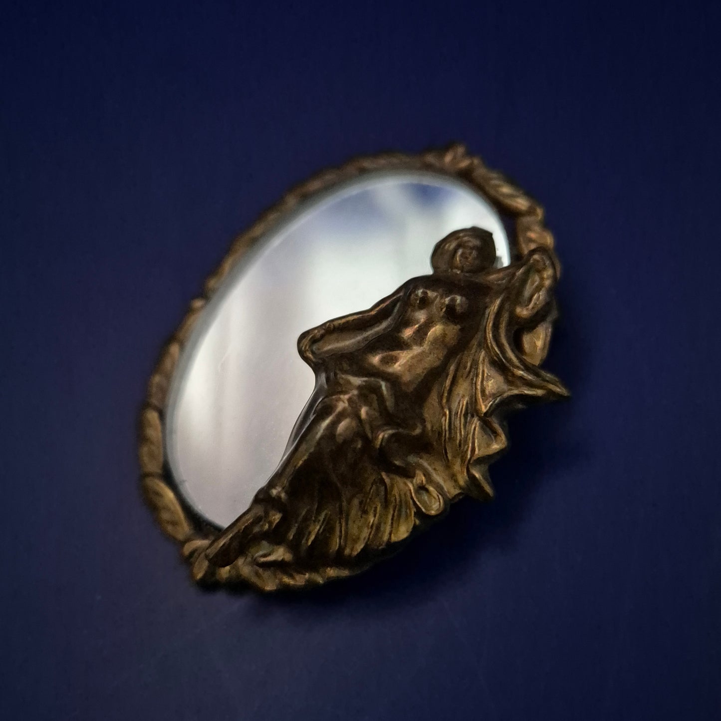 Antike Spiegel Brosche mit Frauenfigur – Nostalgischer Vintage-Charme