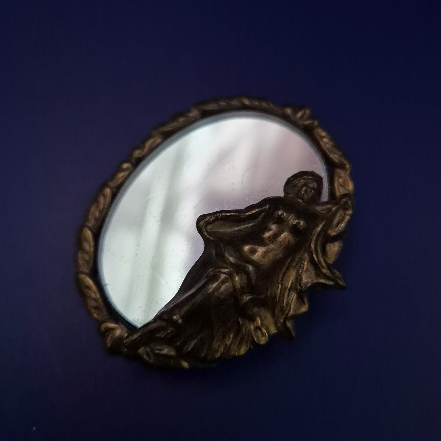 Antike Spiegel Brosche mit Frauenfigur – Nostalgischer Vintage-Charme