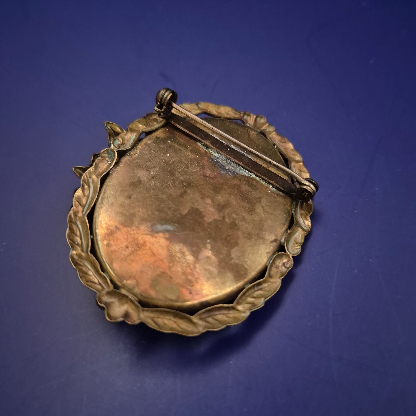 Antike Spiegel Brosche mit Frauenfigur – Nostalgischer Vintage-Charme