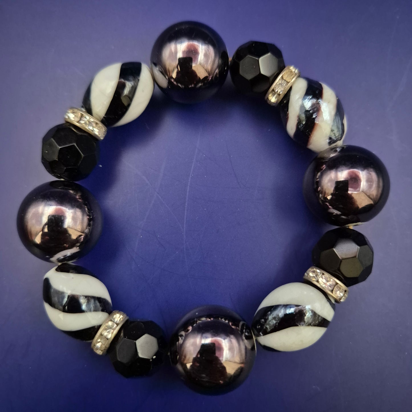 Schwarz-Weiß Armband mit Glanzperlen – Stilvoll & ausdrucksstark