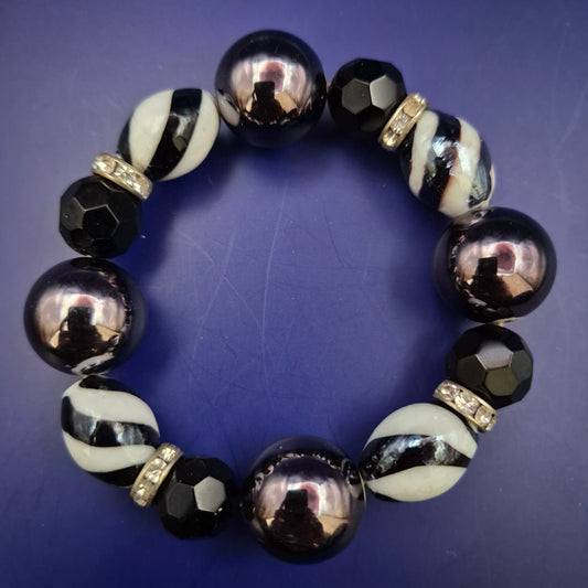 Schwarz-Weiß Armband mit Glanzperlen – Stilvoll & ausdrucksstark