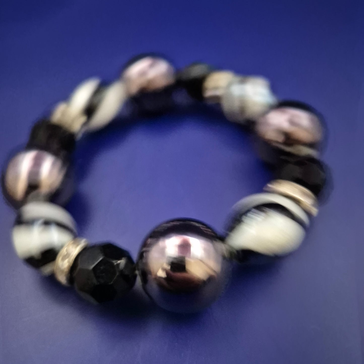 Schwarz-Weiß Armband mit Glanzperlen – Stilvoll & ausdrucksstark