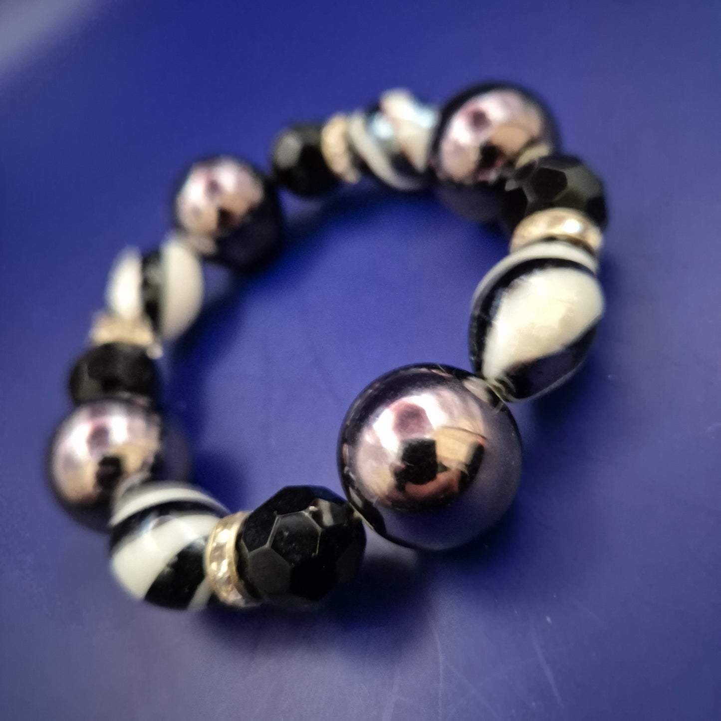 Schwarz-Weiß Armband mit Glanzperlen – Stilvoll & ausdrucksstark
