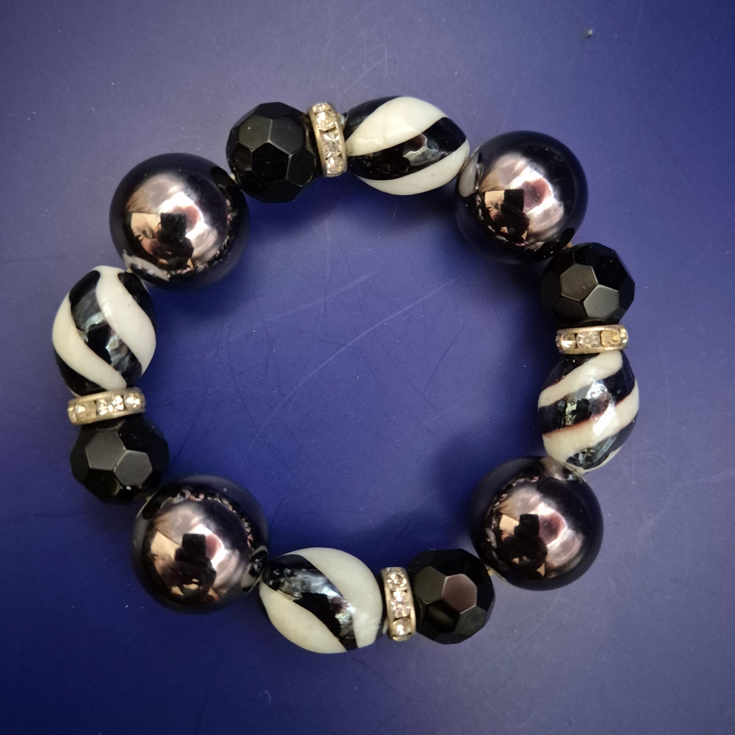 Schwarz-Weiß Armband mit Glanzperlen – Stilvoll & ausdrucksstark