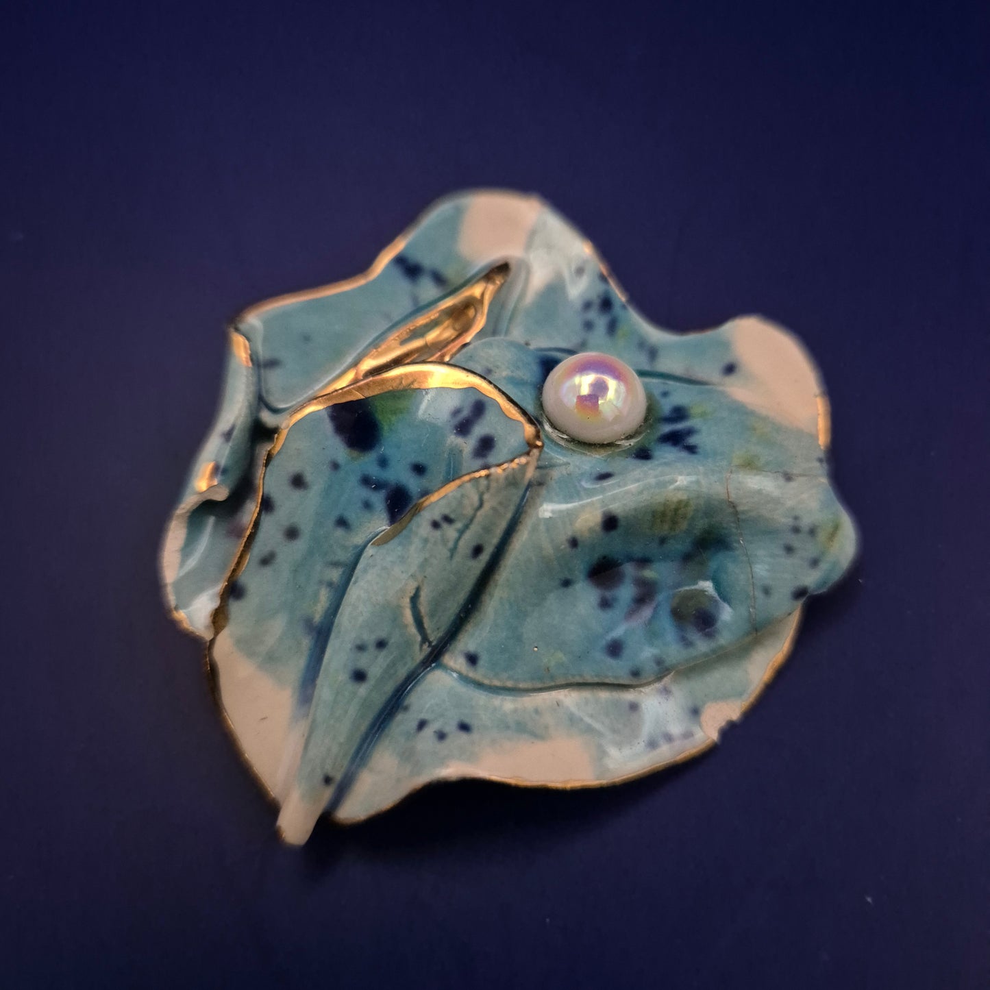 Keramik Brosche mit Perle – Handgefertigte Unikatform in Blau
