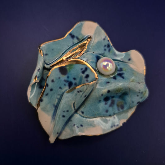 Keramik Brosche mit Perle – Handgefertigte Unikatform in Blau