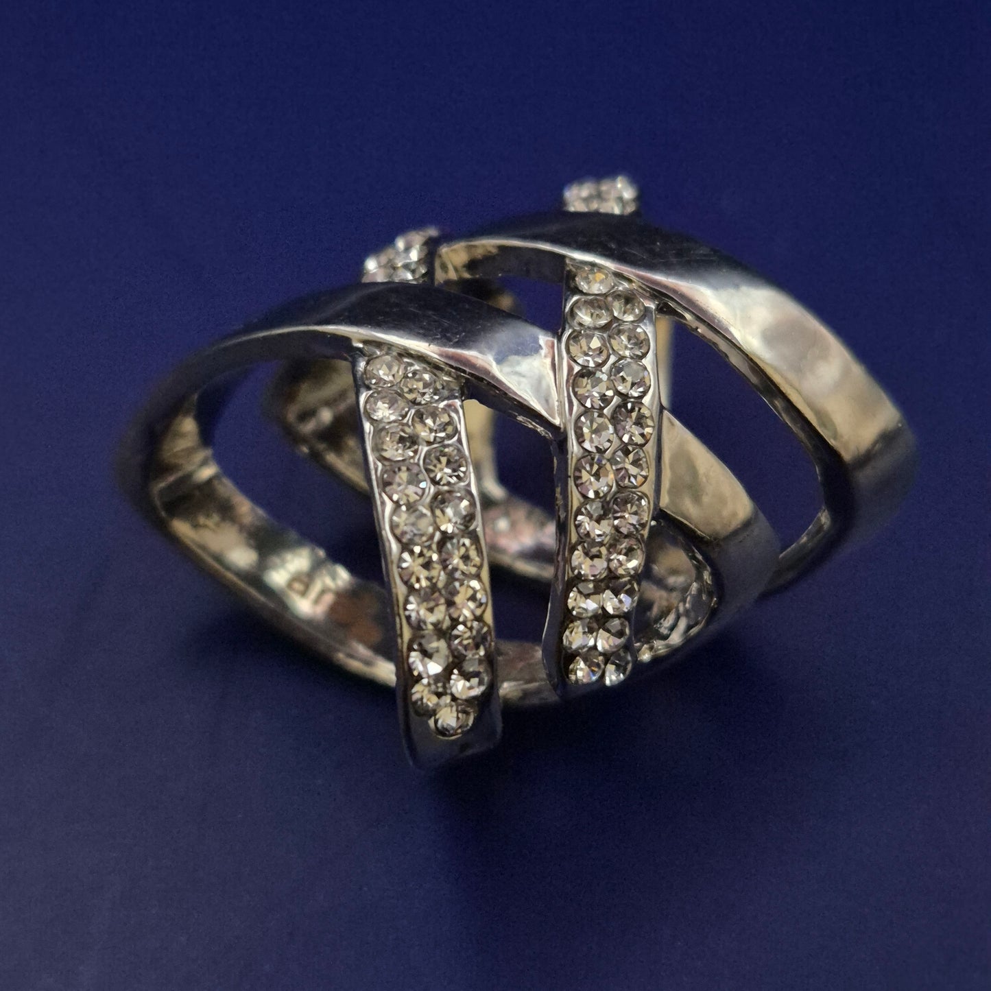 Silberfarbener O-Ring mit Strass – Glanzvolles Statement-Piece