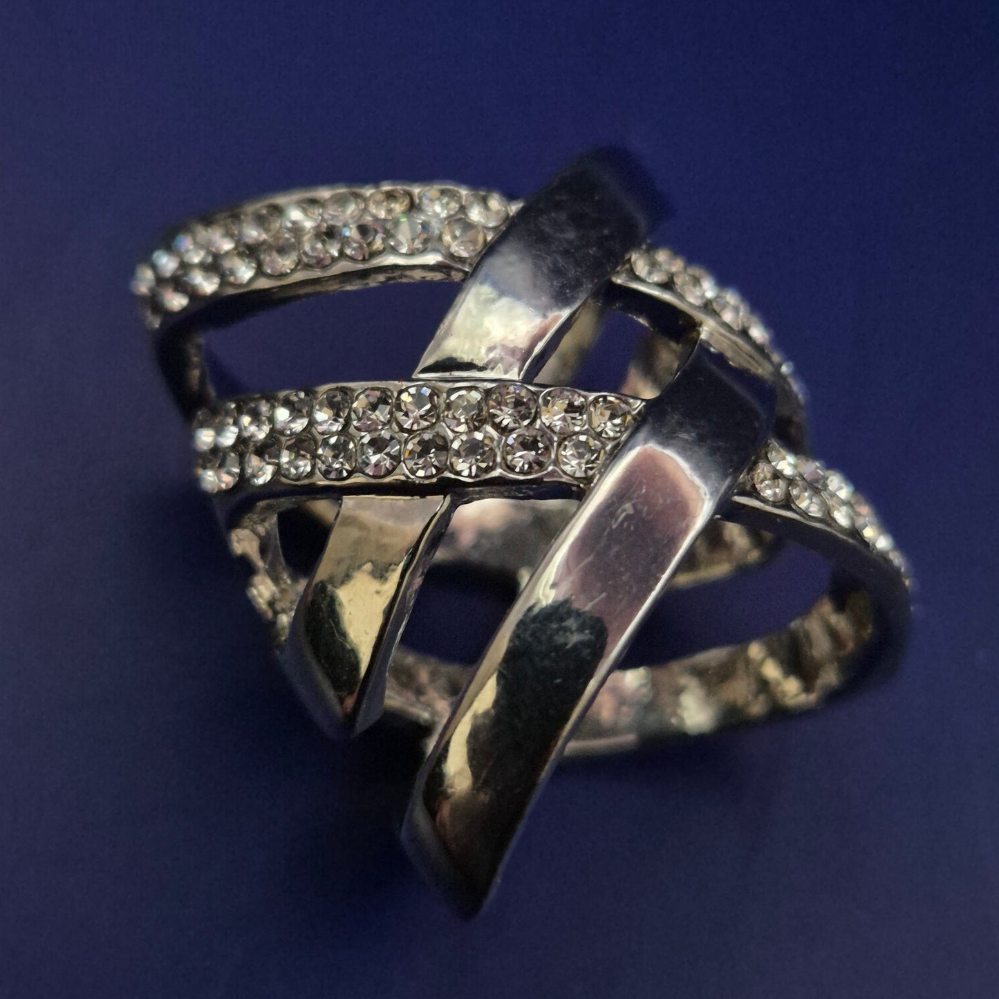 Silberfarbener O-Ring mit Strass – Glanzvolles Statement-Piece