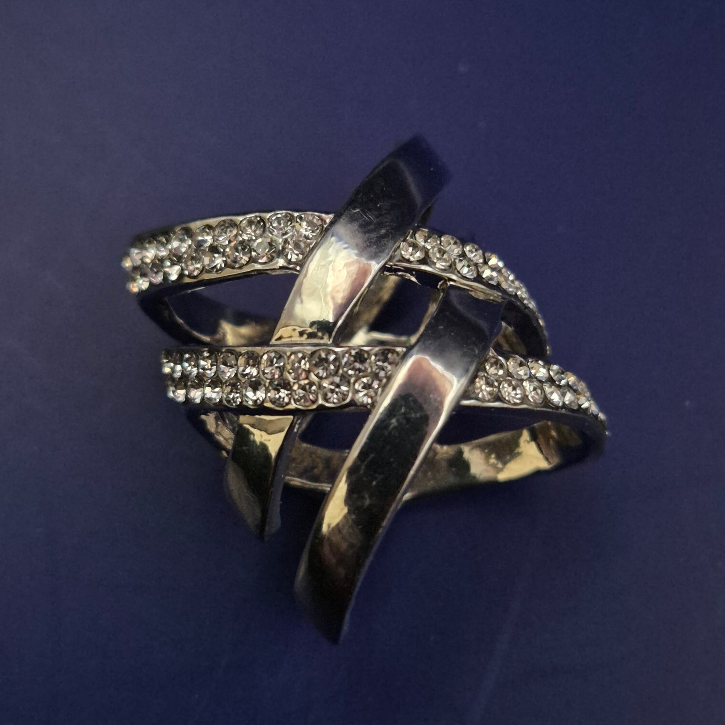 Silberfarbener O-Ring mit Strass – Glanzvolles Statement-Piece