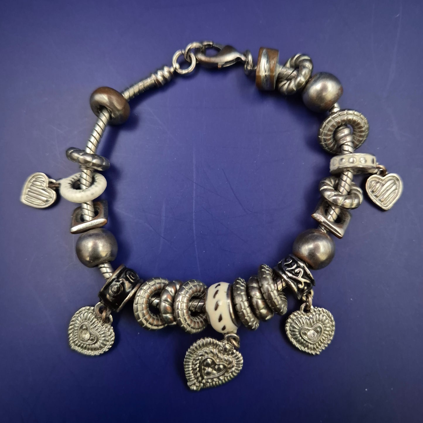 Charm Armband in Silberoptik – Verspieltes Design mit Herz-Anhängern