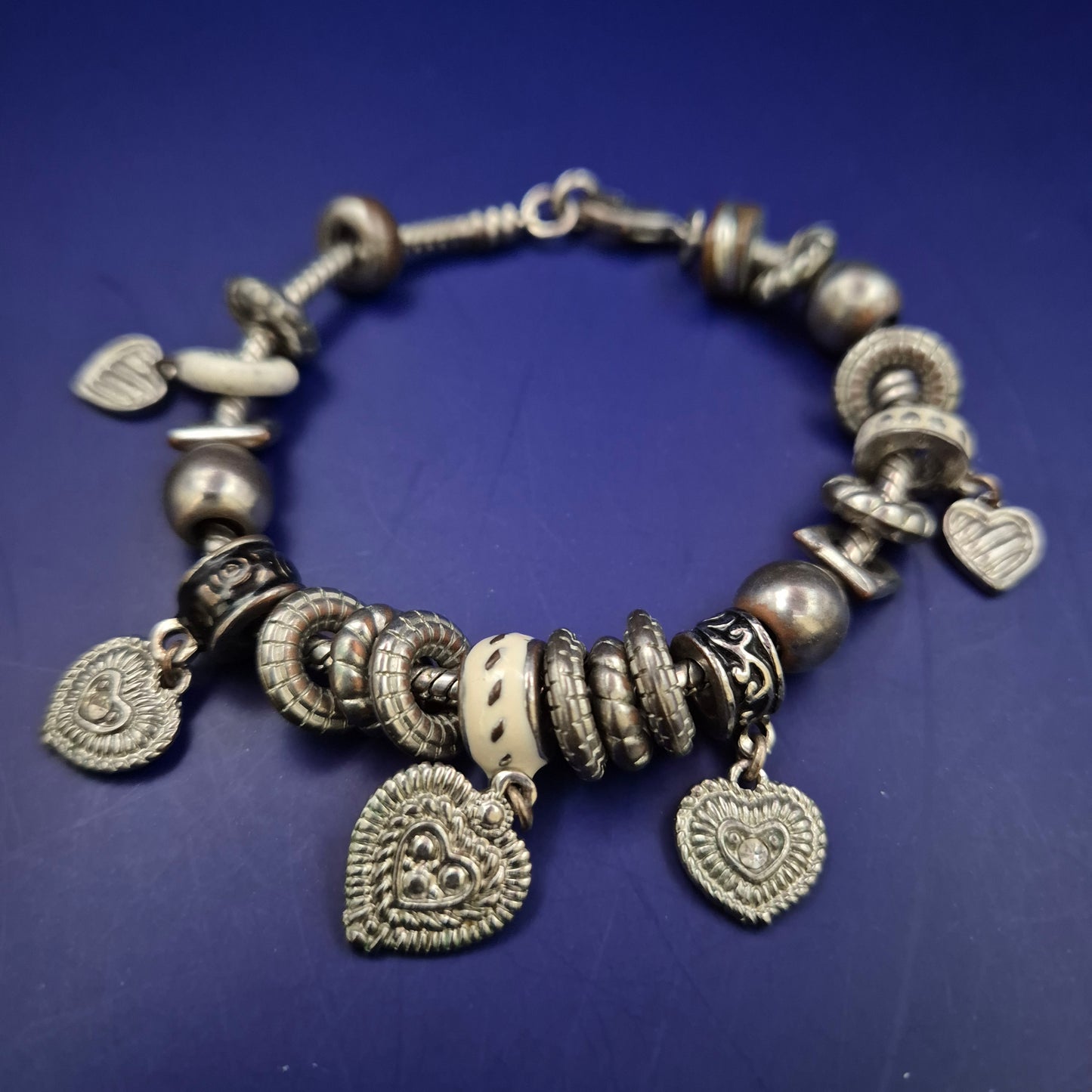 Charm Armband in Silberoptik – Verspieltes Design mit Herz-Anhängern