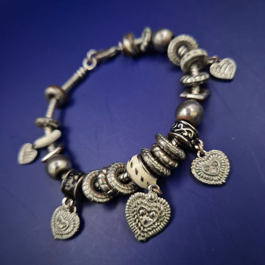 Charm Armband in Silberoptik – Verspieltes Design mit Herz-Anhängern