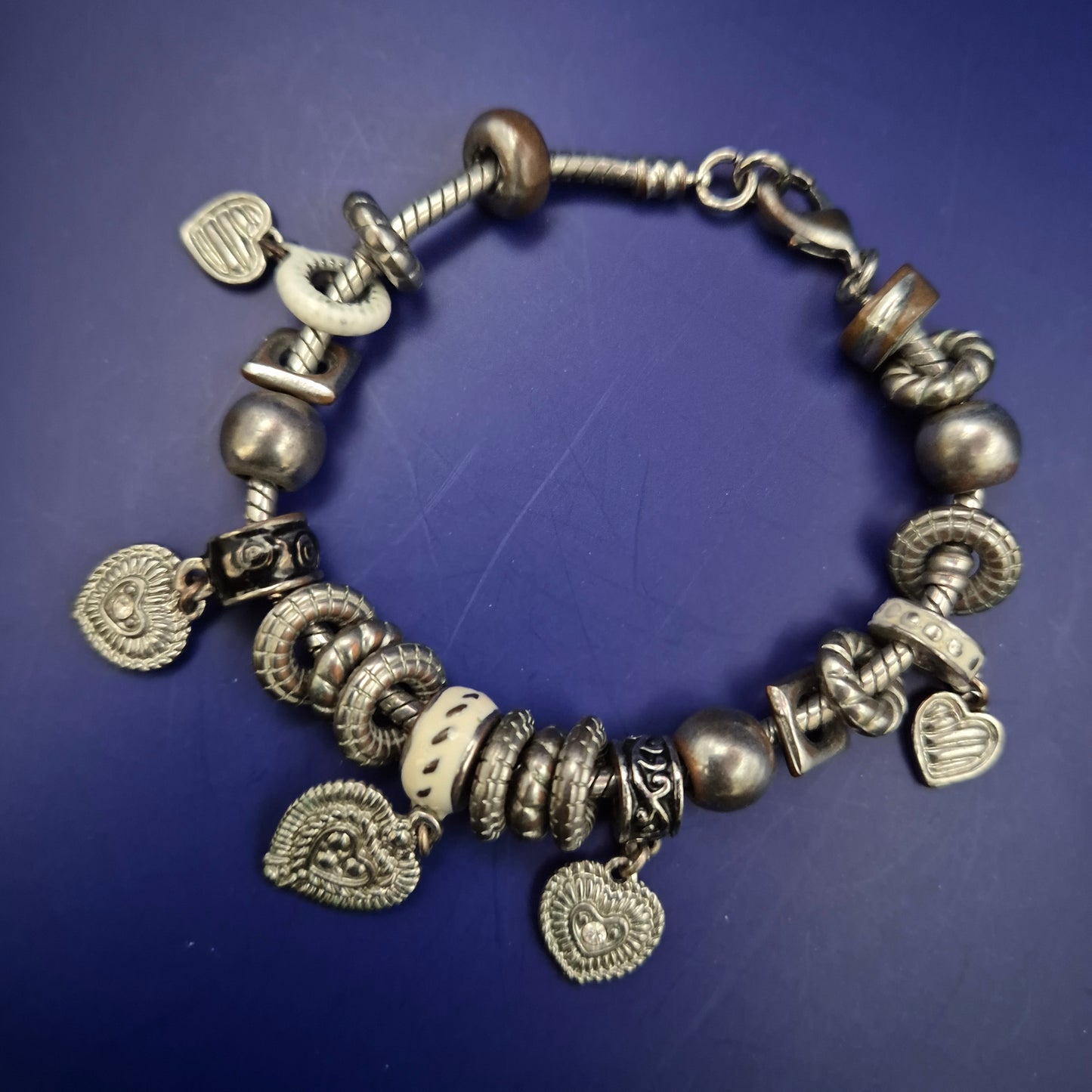 Charm Armband in Silberoptik – Verspieltes Design mit Herz-Anhängern
