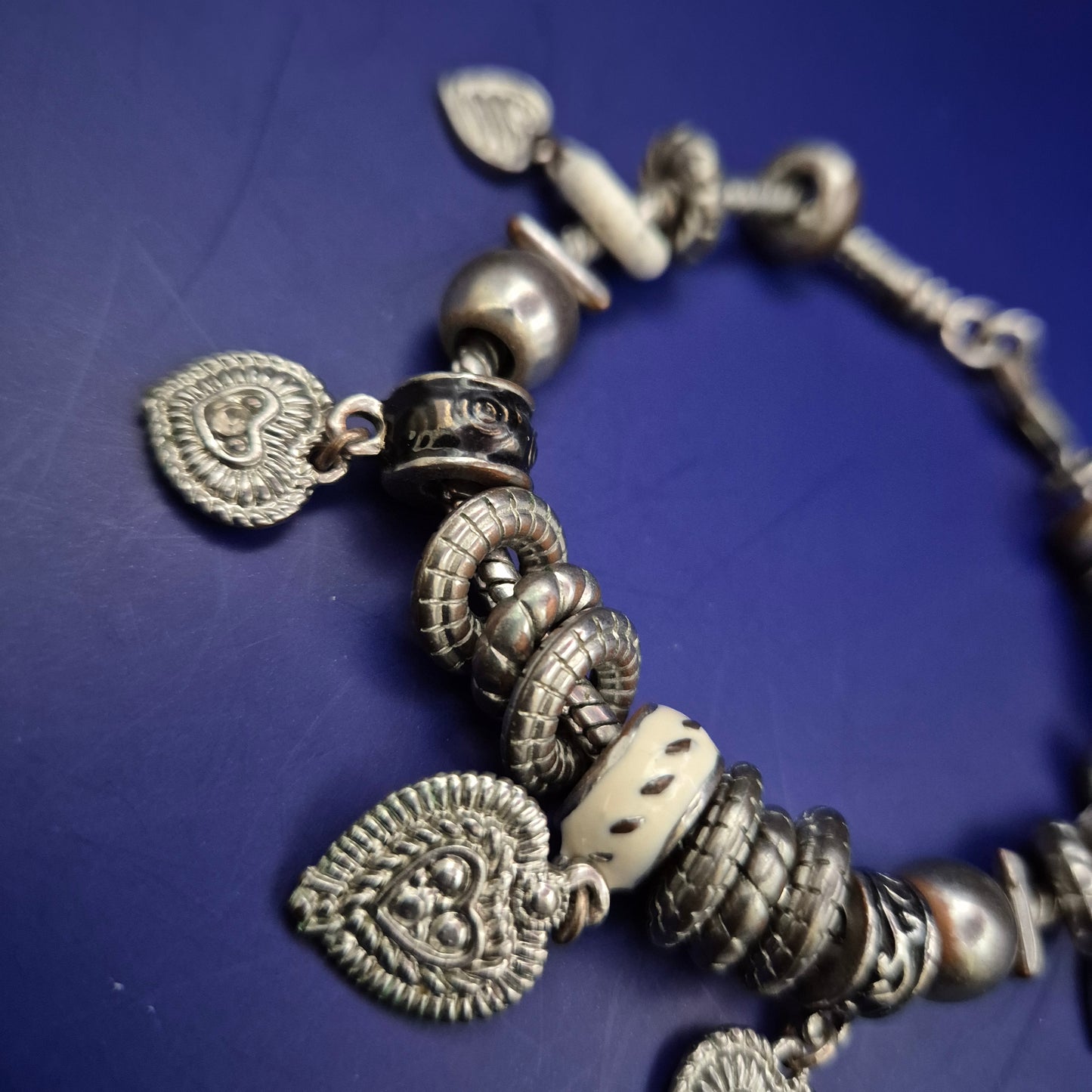 Charm Armband in Silberoptik – Verspieltes Design mit Herz-Anhängern