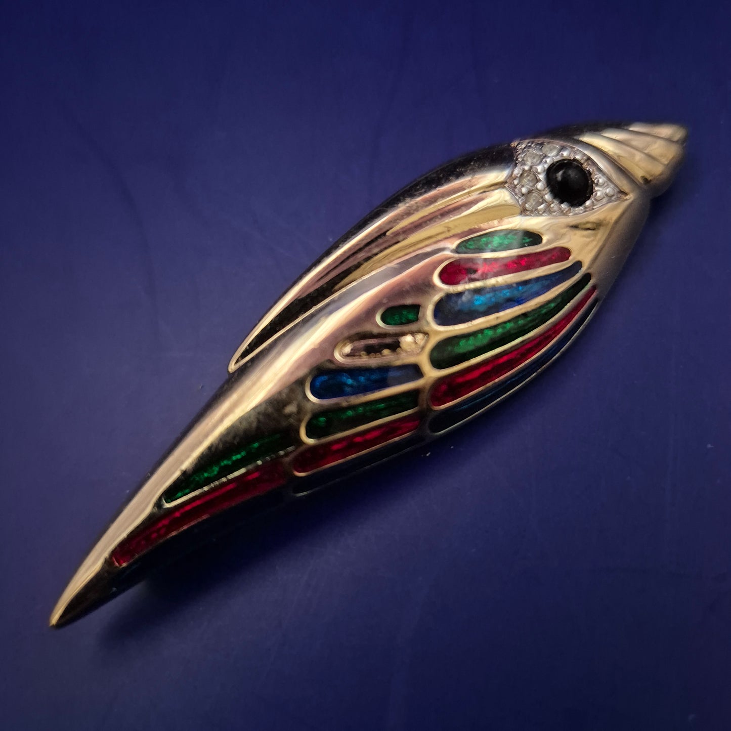 Emaille Brosche in Vogel-Design – Farbenfroher Blickfang in Goldoptik