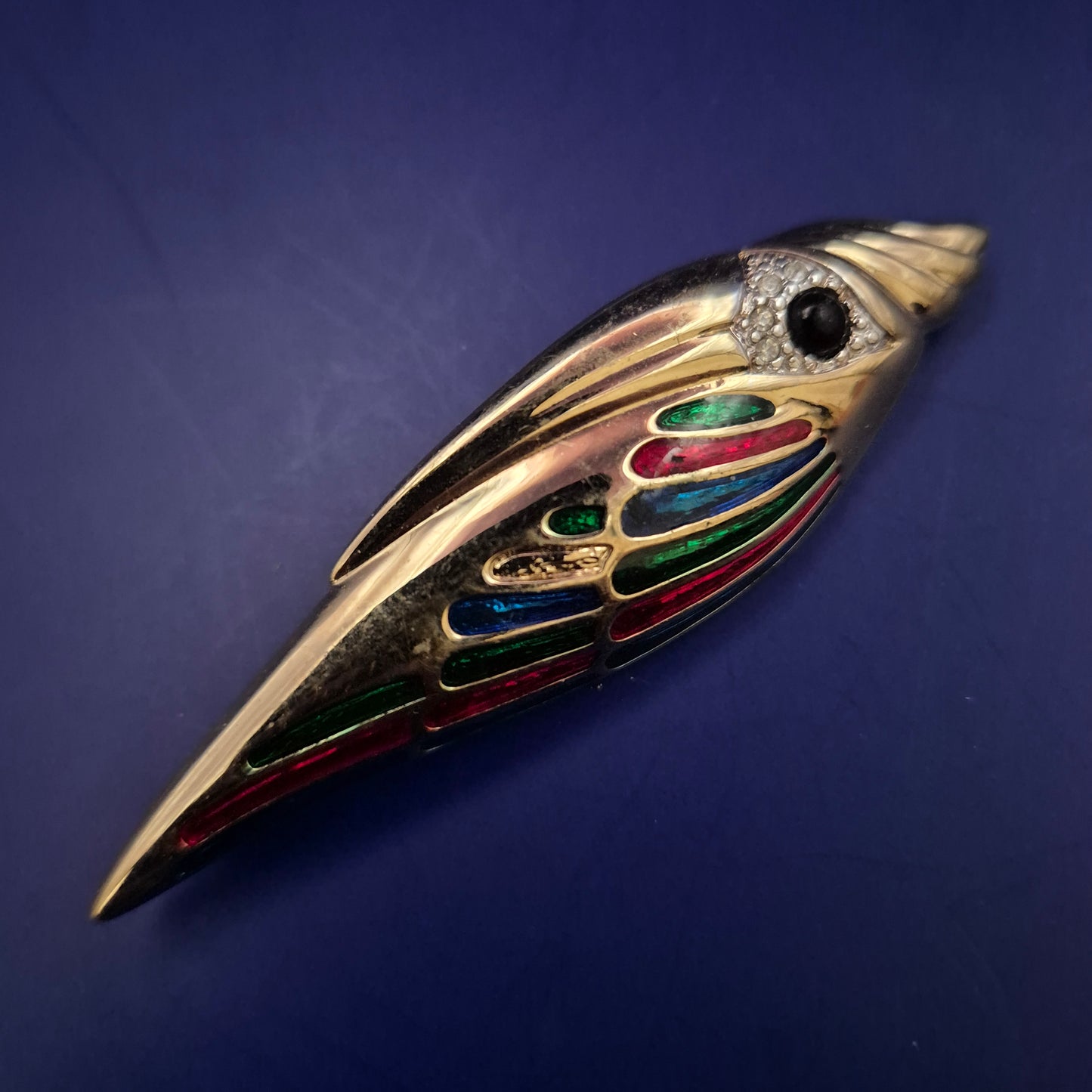 Emaille Brosche in Vogel-Design – Farbenfroher Blickfang in Goldoptik