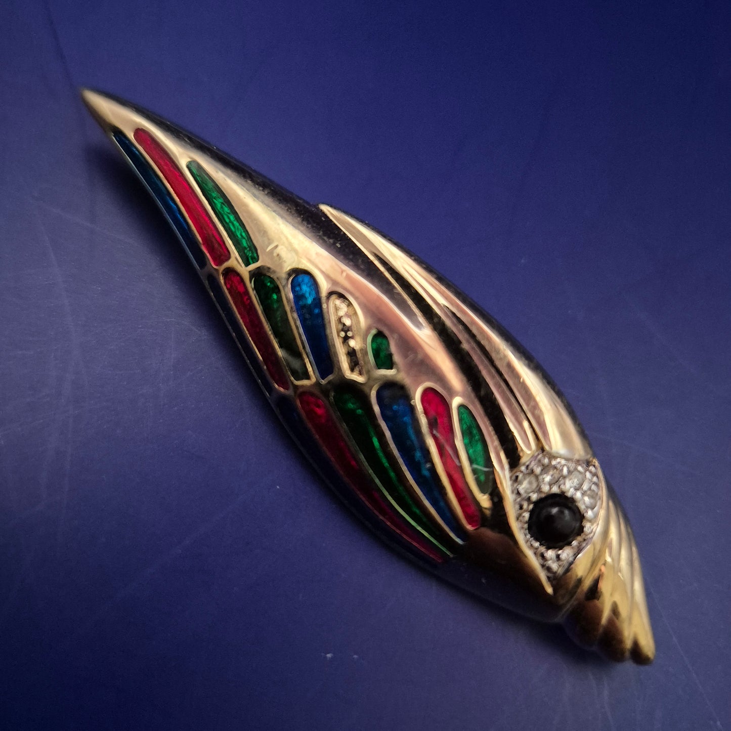 Emaille Brosche in Vogel-Design – Farbenfroher Blickfang in Goldoptik